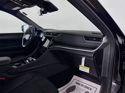 New 2025 Jeep Grand Cherokee Altitude image 31