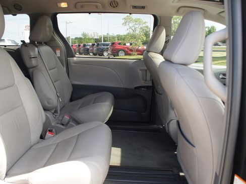 Used 2018 Toyota Sienna XLE w/ XLE Navigation Package FWD image 22