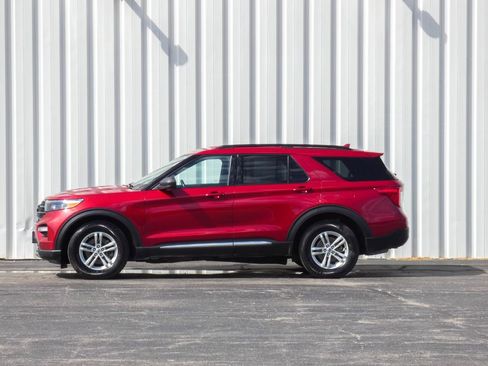 Used 2020 Ford Explorer XLT w/ Equipment Group 202A AWD/4WD image 40