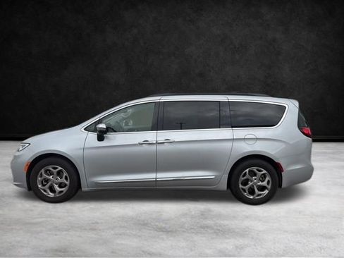 Used 2023 Chrysler Pacifica Limited image 7