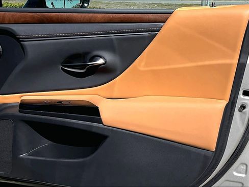 Used 2025 Lexus ES 350 w/ Premium Package image 27