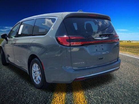 Certified 2023 Chrysler Pacifica Touring-L FWD image 2
