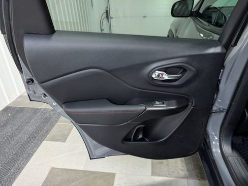 Used 2022 Jeep Cherokee Trailhawk w/ Sound & Nav Group AWD/4WD image 8