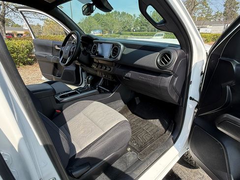 Used 2020 Toyota Tacoma TRD Sport image 17