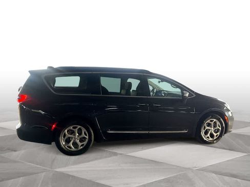Used 2023 Chrysler Pacifica Limited FWD image 9