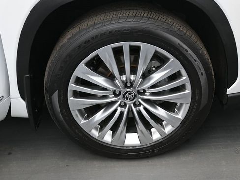 Used 2025 Toyota Highlander Platinum image 42