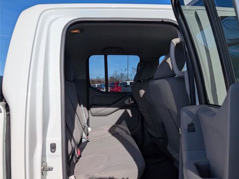 Used 2019 Nissan Frontier SV image 12