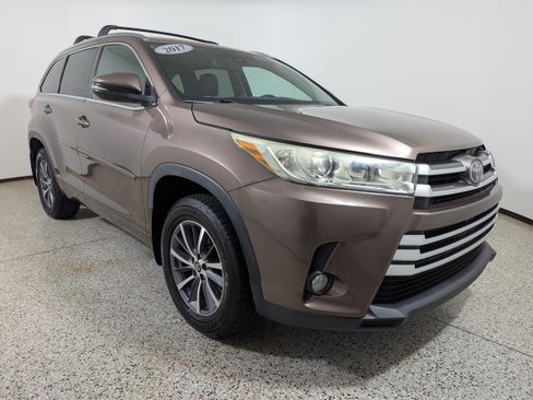 Used 2017 Toyota Highlander XLE FWD image 1