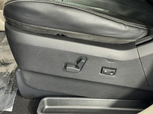 Used 2012 Chrysler Town & Country Touring-L w/ Premium Group FWD image 23