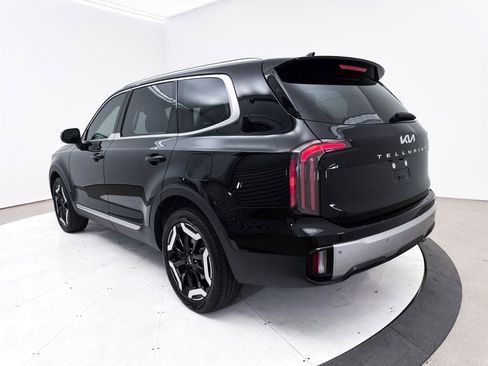 Used 2024 Kia Telluride EX w/ EX Captain's Chair Package image 17