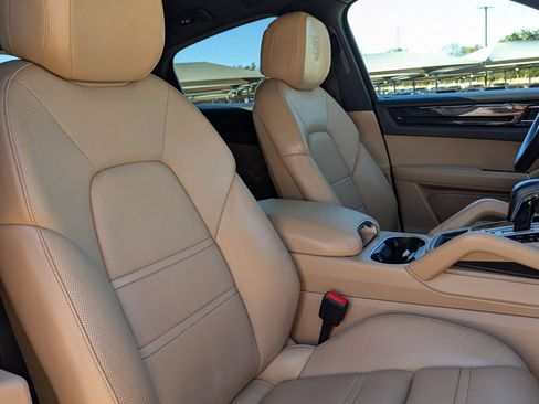 Used 2021 Porsche Cayenne Coupe image 30