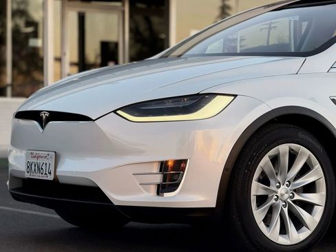 Used 2019 Tesla Model X 75D image 4