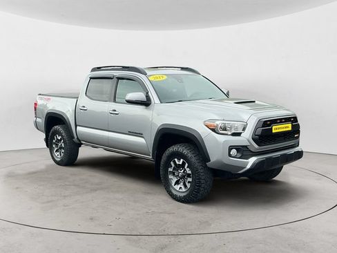 Used 2019 Toyota Tacoma TRD Off-Road AWD/4WD image 7