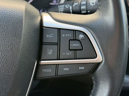 Used 2023 Toyota Highlander XLE AWD/4WD image 17
