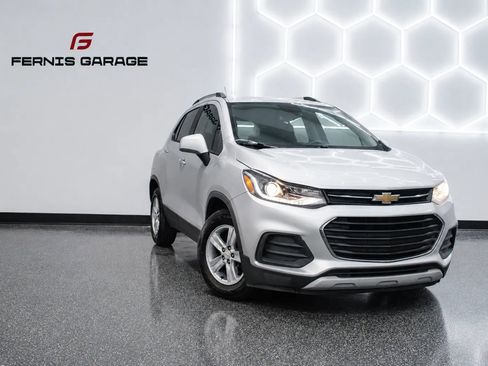 Used 2021 Chevrolet Trax LT w/ Driver Confidence Package FWD image 3