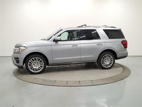 Used 2024 Ford Expedition Limited image 4