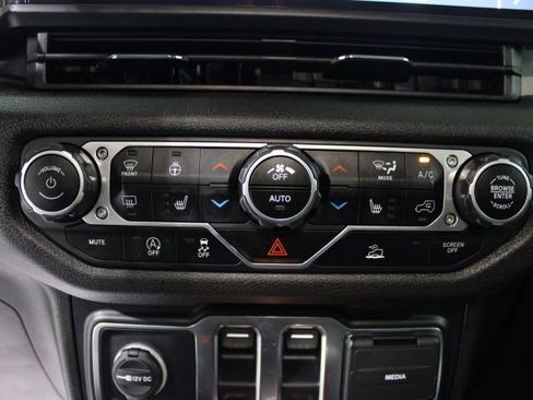 Used 2024 Jeep Wrangler Sport AWD/4WD image 31