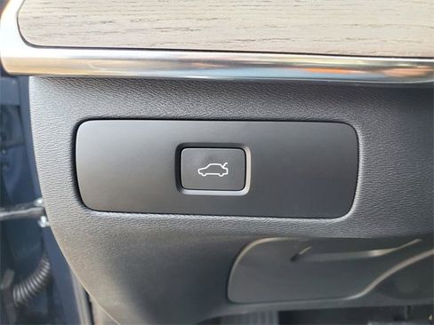 Certified 2025 Volvo XC90 B6 Plus image 18