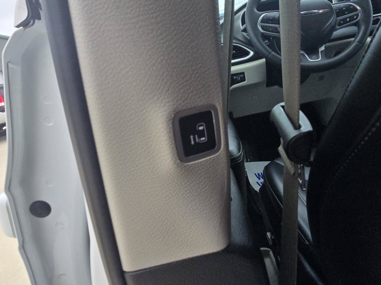 Used 2023 Chrysler Pacifica Touring-L FWD image 18