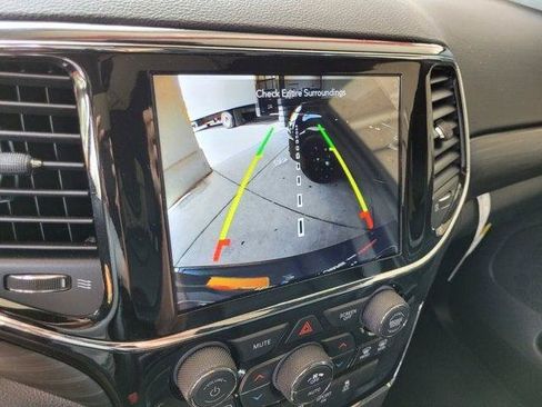 Certified 2022 Jeep Grand Cherokee Laredo X AWD/4WD image 32