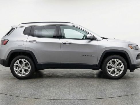 Used 2025 Jeep Compass Latitude AWD/4WD image 11