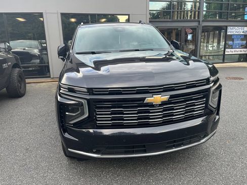 Used 2025 Chevrolet Suburban High Country AWD/4WD image 3