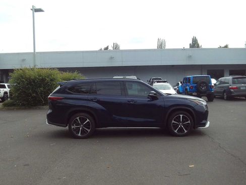 Used 2021 Toyota Highlander XSE FWD image 6