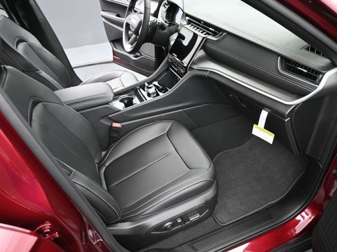 Used 2025 Jeep Grand Cherokee L Limited image 19