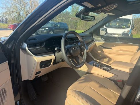 Used 2023 Jeep Grand Cherokee Limited w/ Luxury Tech Group II AWD/4WD image 5