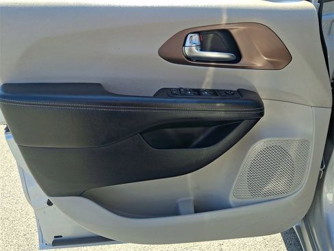 Used 2023 Chrysler Voyager LX image 15