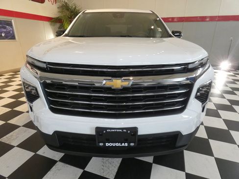 Used 2025 Chevrolet Traverse LT image 2