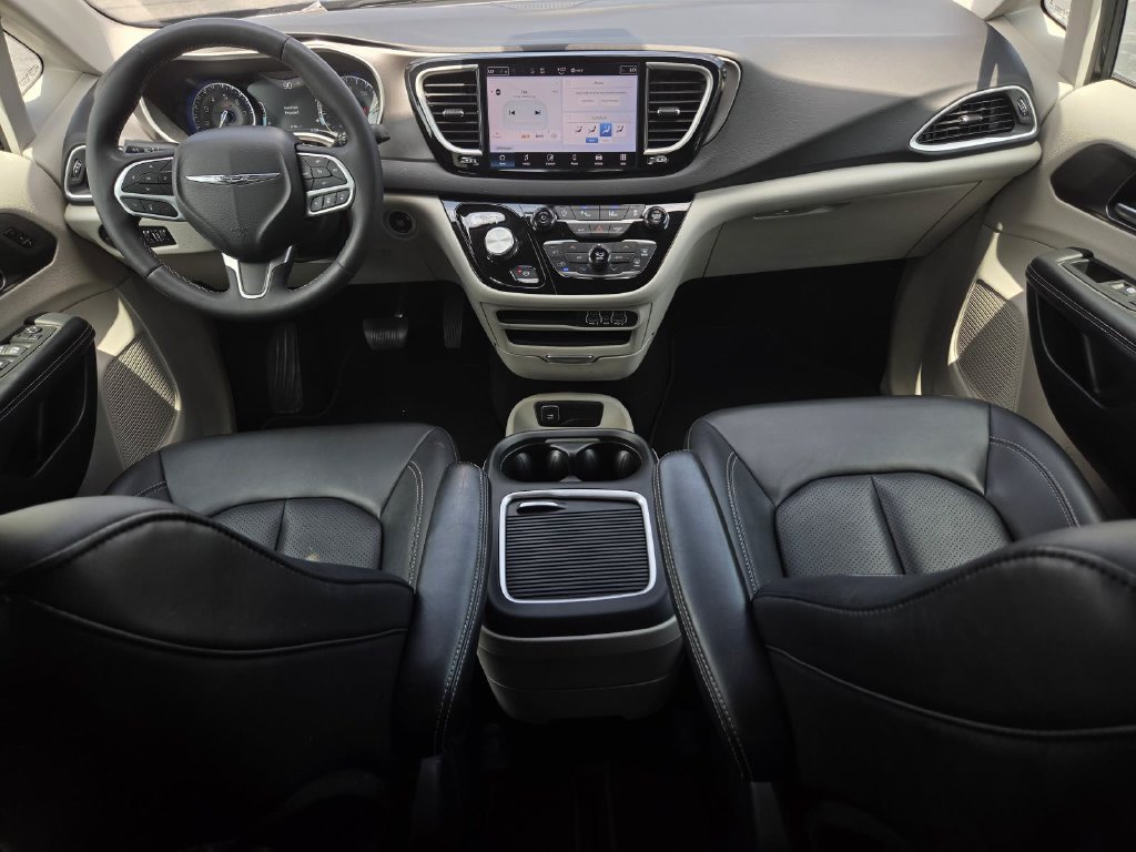 Used 2024 Chrysler Pacifica Touring-L FWD image 17