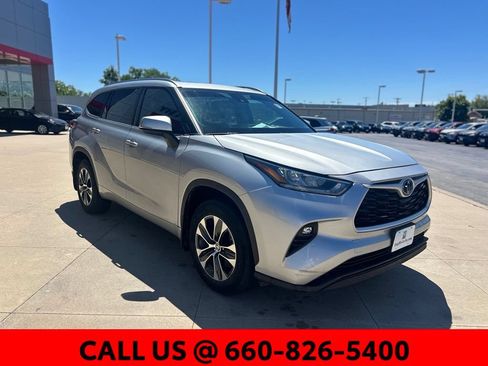 Used 2020 Toyota Highlander XLE AWD/4WD image 3