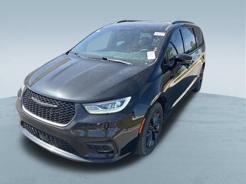 Used 2021 Chrysler Pacifica Touring w/ S Appearance Package FWD image 3