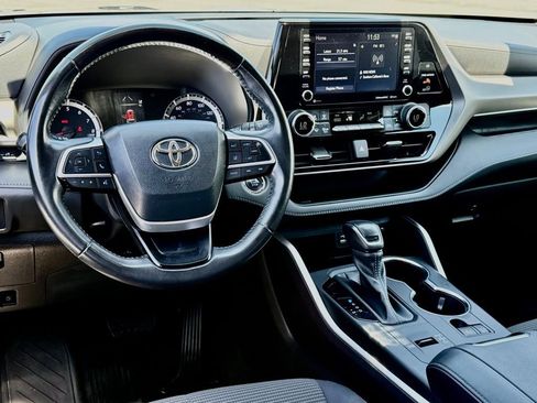 Used 2022 Toyota Highlander LE FWD image 32