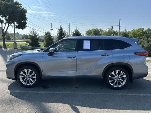 Used 2023 Toyota Highlander Limited AWD/4WD image 2