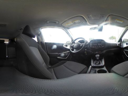 Used 2025 Kia Soul LX w/ LX Technology Package FWD image 40