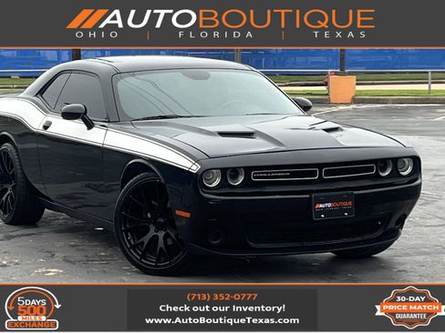 Used 2018 Dodge Challenger SXT RWD image 1