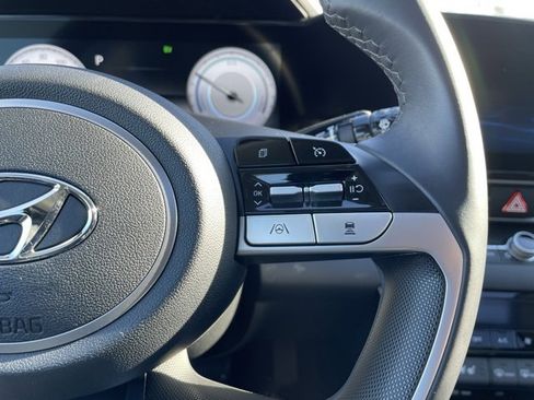 Used 2022 Hyundai Elantra Limited image 16