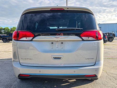 Used 2017 Chrysler Pacifica Limited FWD image 5