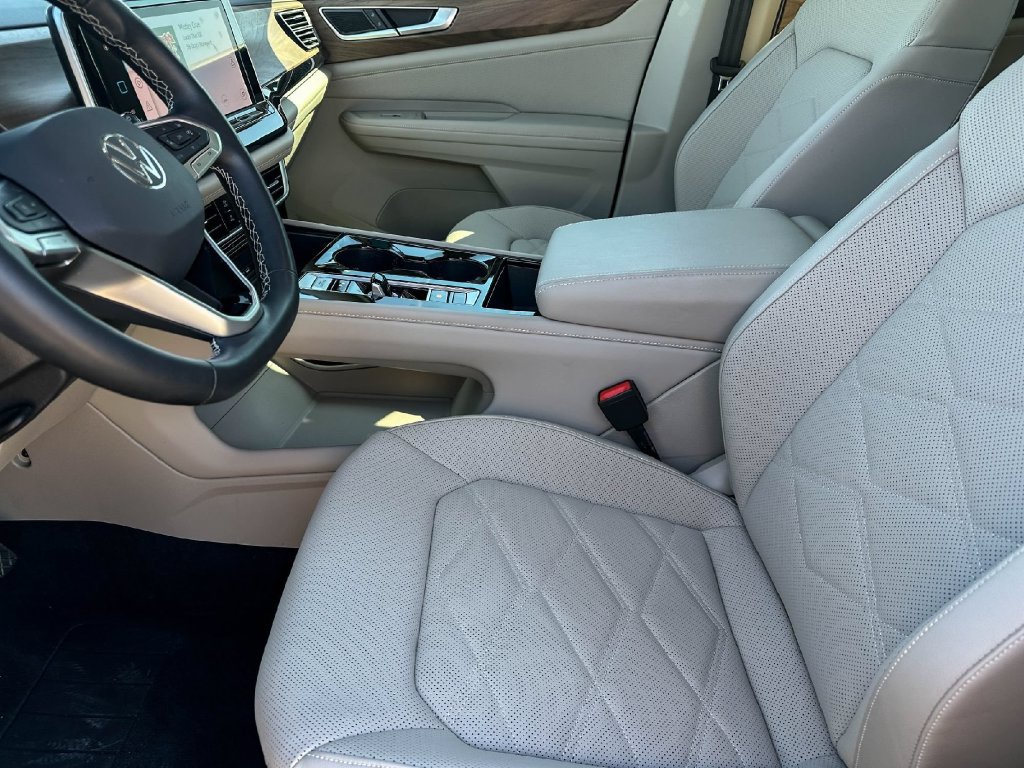 Used 2024 Volkswagen Atlas SE w/ Panoramic Sunroof Package FWD image 13