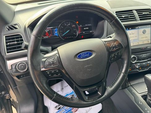 Used 2017 Ford Explorer XLT w/ Equipment Group 202A FWD image 28