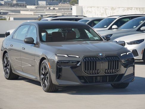 Used 2026 BMW 740i RWD image 3