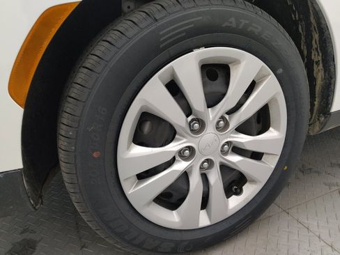 Used 2025 Kia Soul LX FWD image 31