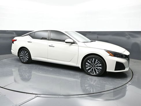 Used 2024 Nissan Altima 2.5 SV w/ SV Premium Package AWD/4WD image 1
