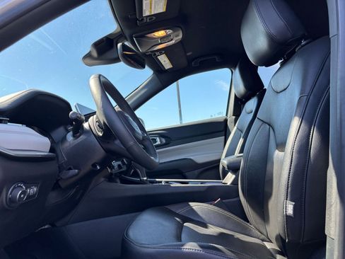 Used 2025 Jeep Compass Limited image 28