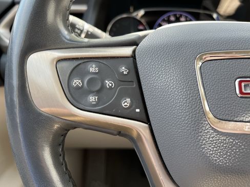 Used 2020 GMC Acadia Denali w/ Technology Package FWD image 19