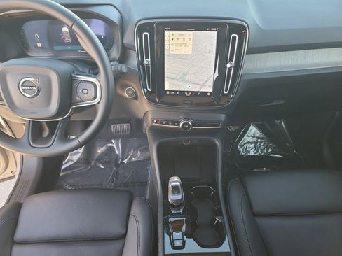 Used 2025 Volvo XC40 B5 Plus image 19