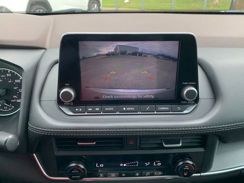 Used 2023 Nissan Rogue SV image 18