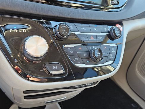 Used 2023 Chrysler Pacifica Touring-L image 23